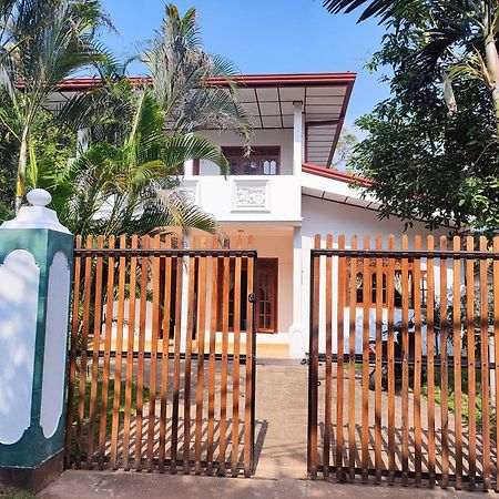 Sithu Guesthouse ベントータ エクステリア 写真